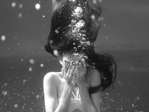 afraid-bikini-black-and-white-bubbles-crazy-fear-girl-hair-love-makeup-nails-nn-ocean-omg-photography-sad-sea-water-weird-favim-com-788923