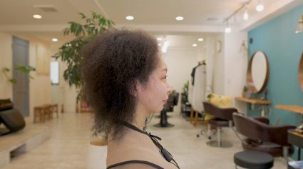 根元から立ち上がる細かい縮毛タイプのくせ毛