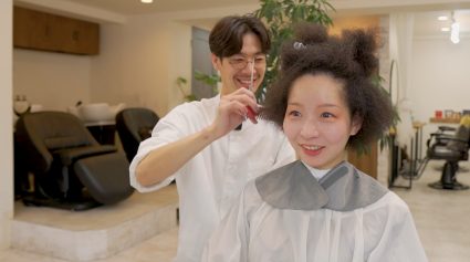 細かく縮れるくせ毛をコンパクトなショートに整えるカット中の様子