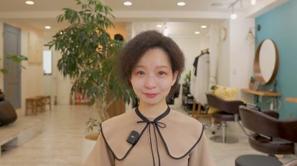 細かく縮れるくせ毛を活かしたショートスタイルのAfter正面