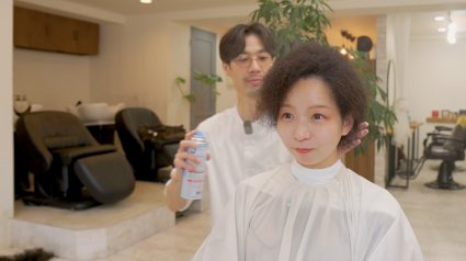 細かく縮れるくせ毛を濡らして整えるセット方法